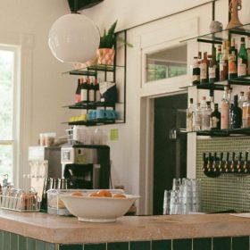 Quay bar quan ca phe op gach men xanh trang tri
